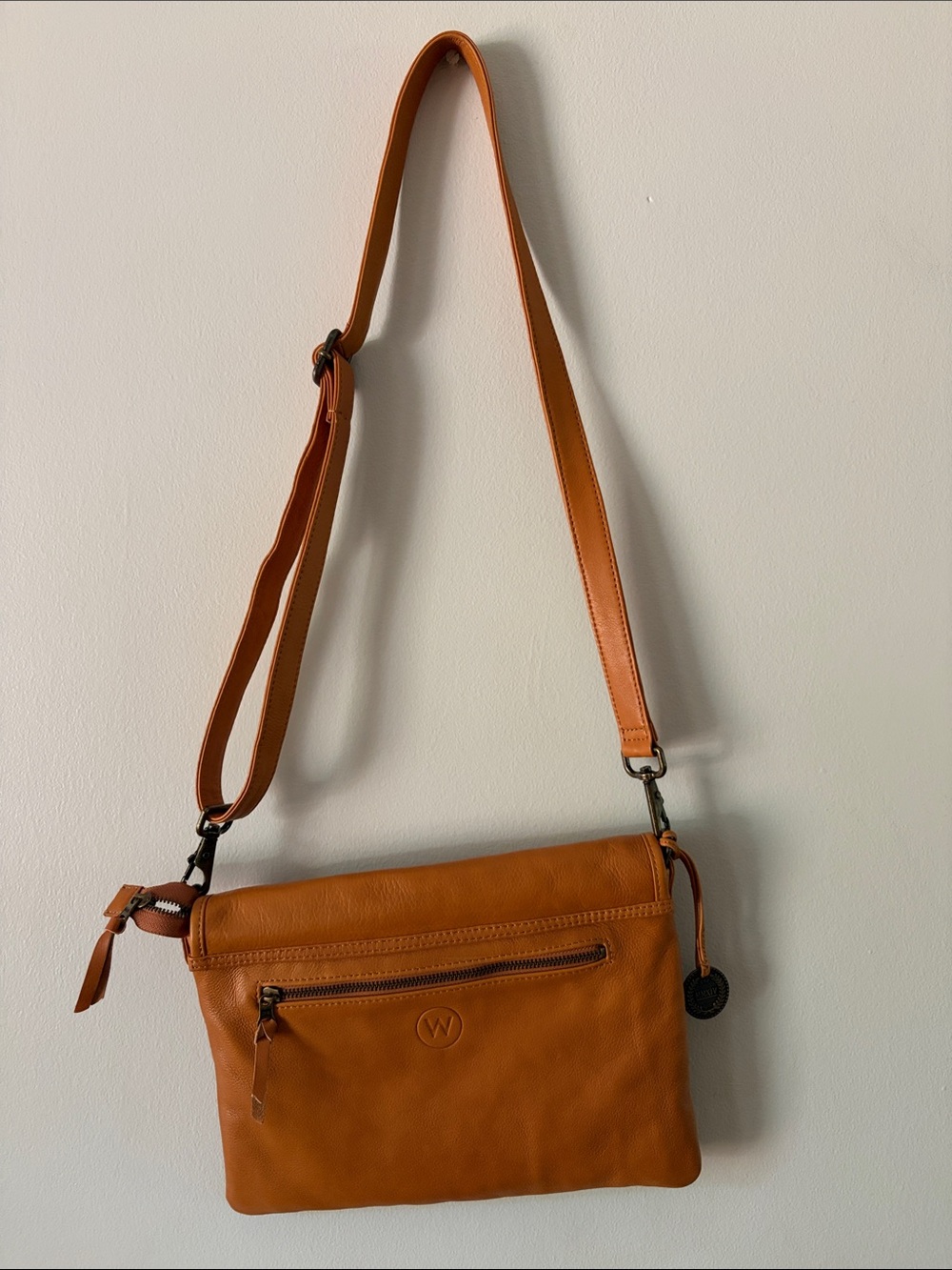 Wanderers Msrseille Leather Crossbody Travel Bag in Cognac - Picture 3 of 6